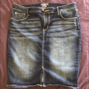 Denizen from Levi’s mid-length denim skirt